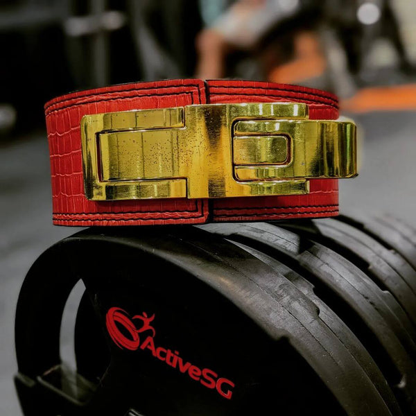 showcasing kobra powerlifting belt while deadlifting