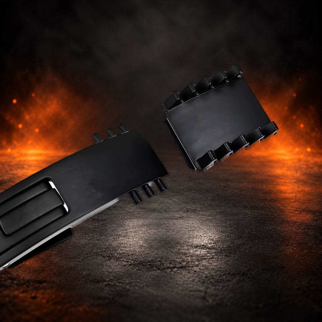 Adjustable lever belt buckle in matte black, close-up of the lever and its separate toothed plate.