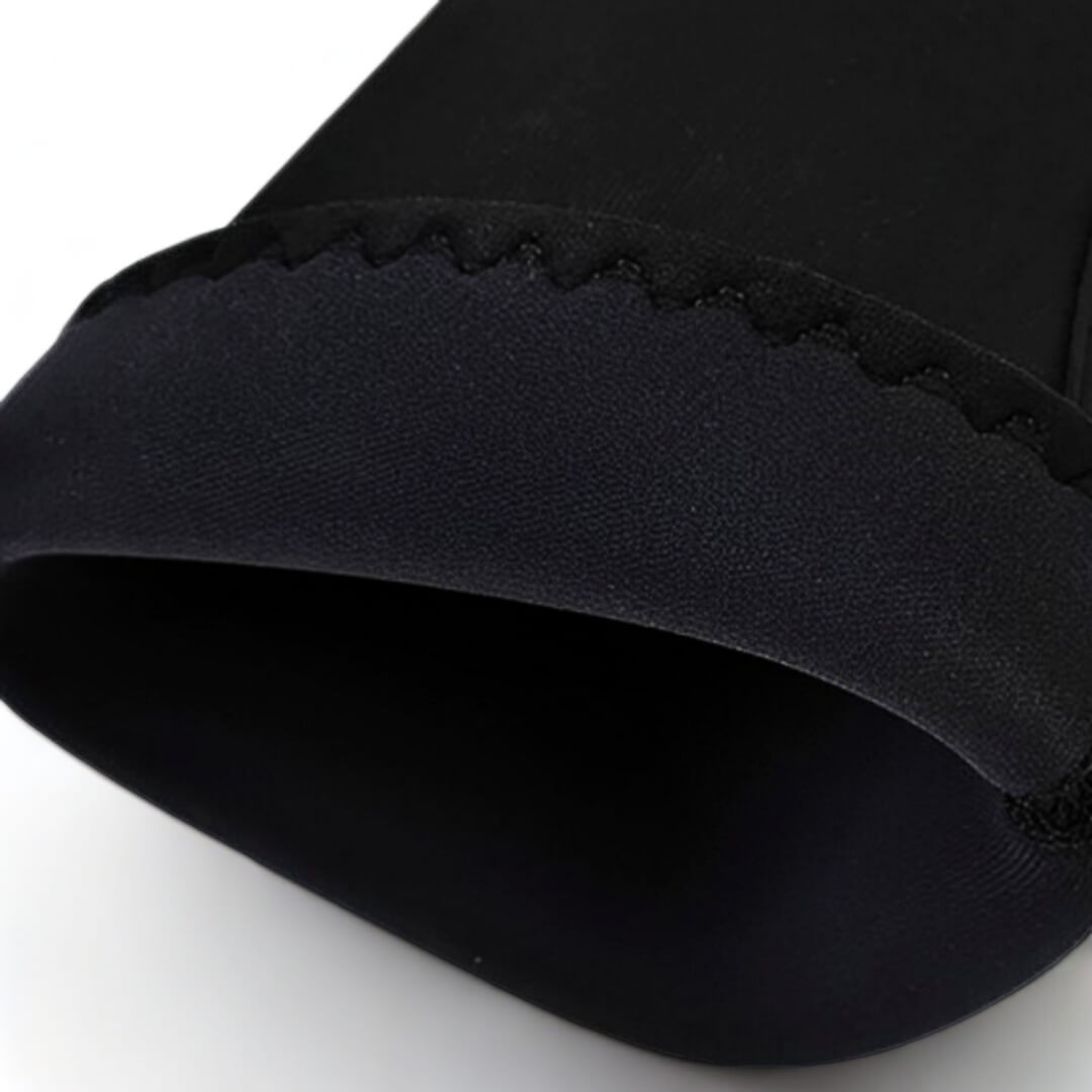 7mm stiff knee sleeves in black, close-up of the open end and its zigzag-stitched binding.