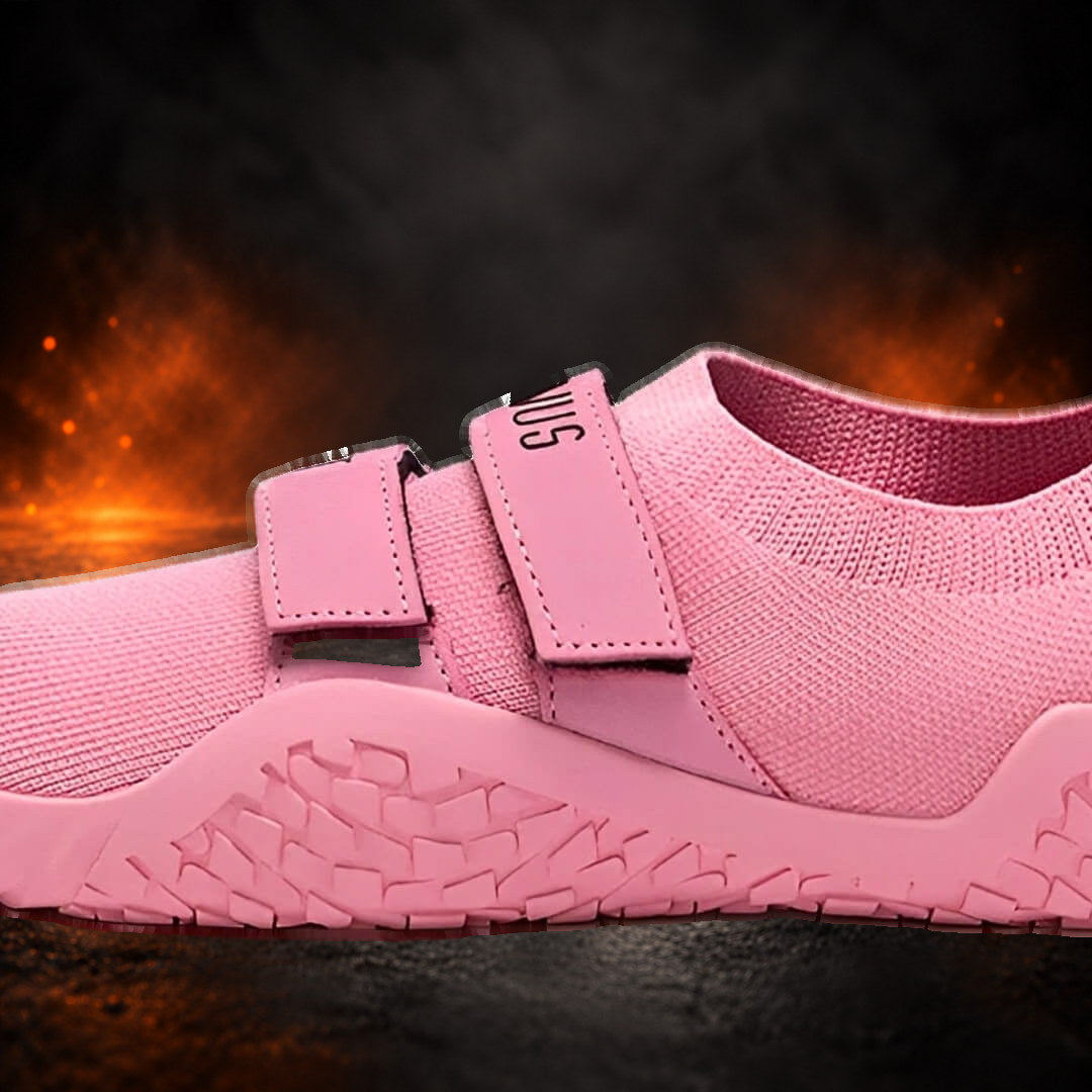 Deadlift slippers in pink, close-up of the straps, dark lettering and pink textured sole.