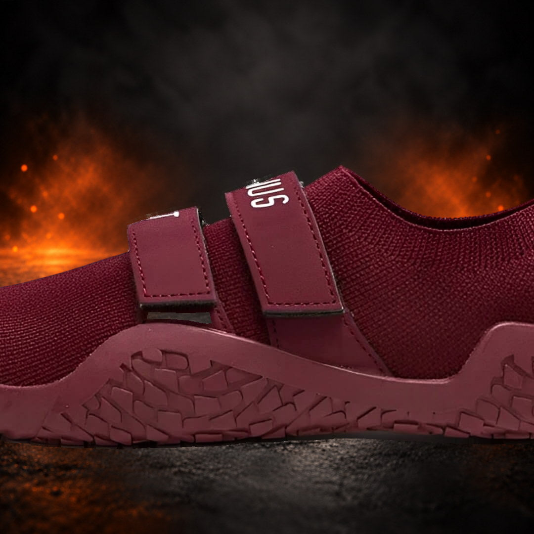 Deadlift slippers in wine red, close-up of the straps, white lettering and wine red textured sole.