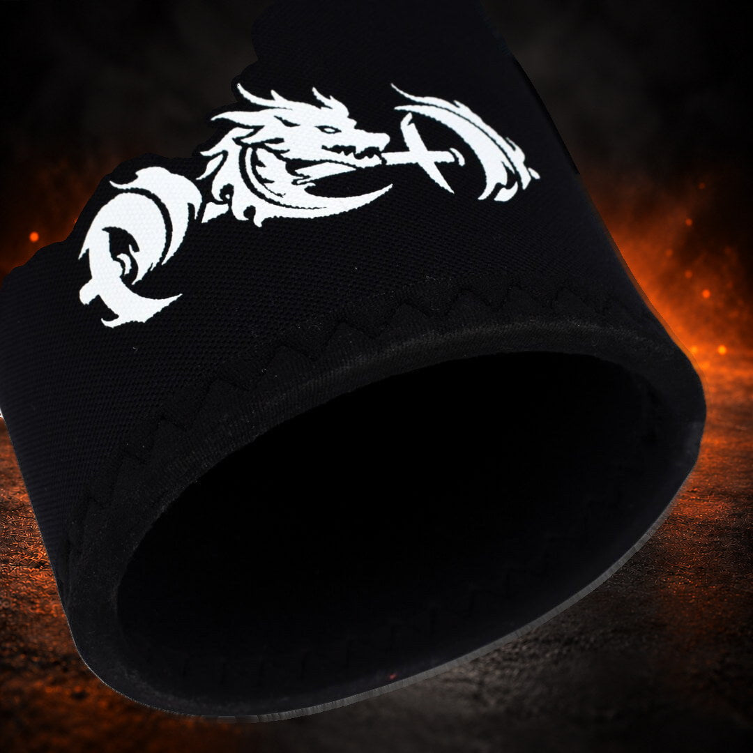 7mm stiff knee sleeves in black, close-up of the white dragon-and-barbell emblem by the stitched opening.